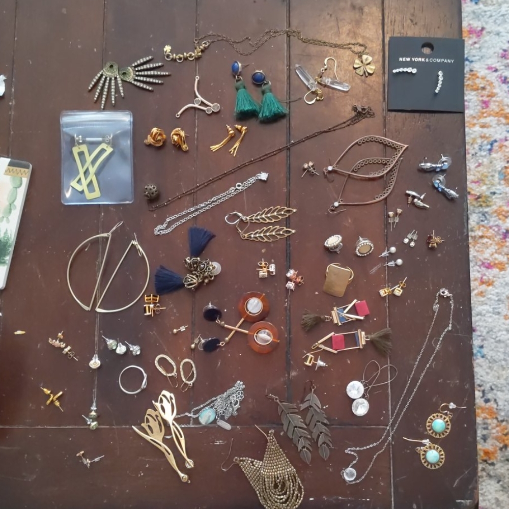 Big mixed jewelry lot! (mostly earrings)